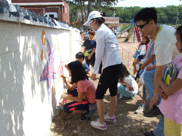따뜻한 하루NGO 자원봉사자들이 대장초에서 벽화작업을 진행하고 있다.