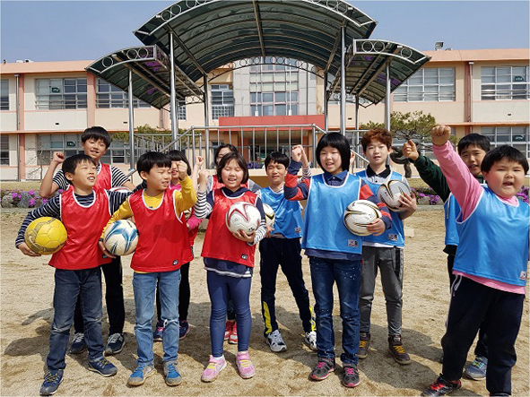 원남초 어린이들이 중간체육활동으로 축구를 하며 화이팅을 외치고 있다.