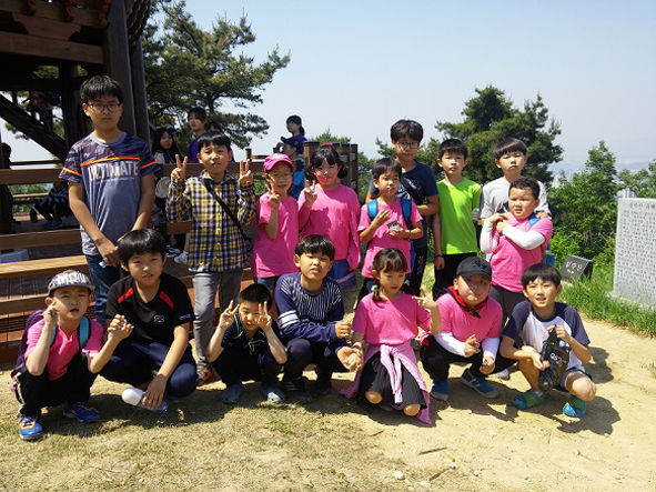 맹동초 어린이들이 함박산에서 '내 고장 탐사대회'에 참가하며 기념촬영을 하고 있다.