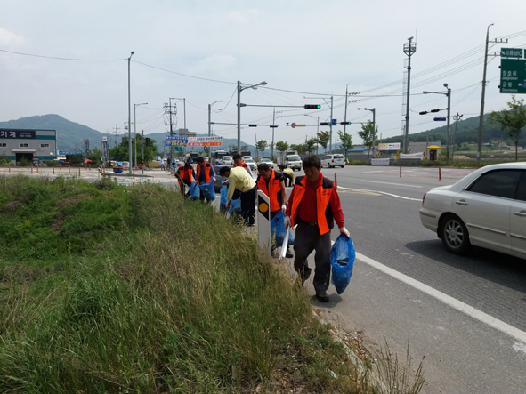 원남면민들이 도로변에서 국토대청결활동을 전개하고 있다.