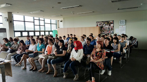▲음성군 외국인 노동자들이 인권.법교육에 참석하고 있다.
