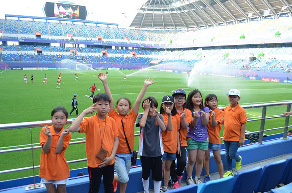 청룡초 어린이들이 대전월드컵경기장을 찾아 U-20 국제축구경기를 관람하며 기념촬영을 하고 있다.