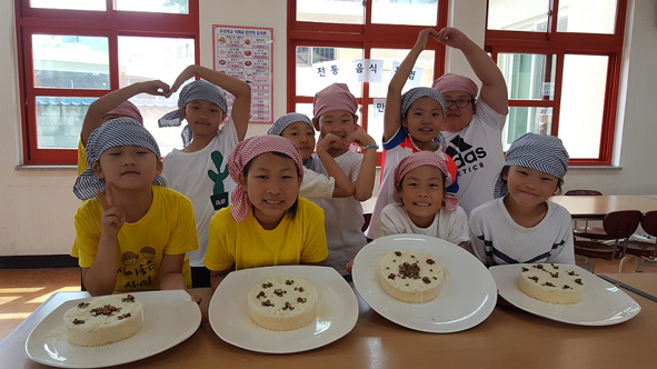 맹동초 어린들이 떡케이크를 만들며 기념촬영을 하고 있다.