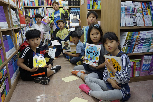 맹동초 어린이들이 서점에서 책을 읽으며 기념촬영을 하고 있다.