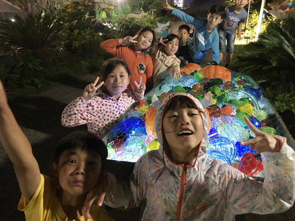 제주도에서 실시한 힐링캠프에 참가한 오갑초 어린이들이 즐거워하고 있다.
