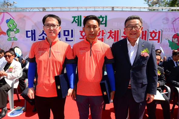 개회식에서 체육발전에 기여한 공로로 김이태씨가 음성군수표창, 반화용씨가 군체육회장 표창을 받았다.