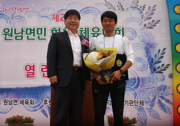 우성수 군의원이 경대수 국회의원을 대신해 남우현씨에게 국회의원표창을 수여했다.