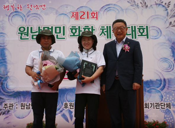 이날 개회식에서 원남면체육회 발전에 이바지한 김정상, 성은미, 반성환, 김민경씨가 군수표창을 받았다.