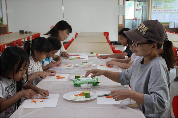 평곡초 어린이들이 요리교실에 참여하고 있다.