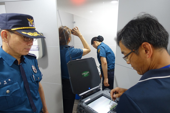 몰카 범죄예방을 위해 경찰들이 관내 공중화장실을 점검하고 있다.
