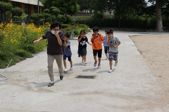 능산초 교사와 어린이들이 소방훈련에 참가하고 있다.