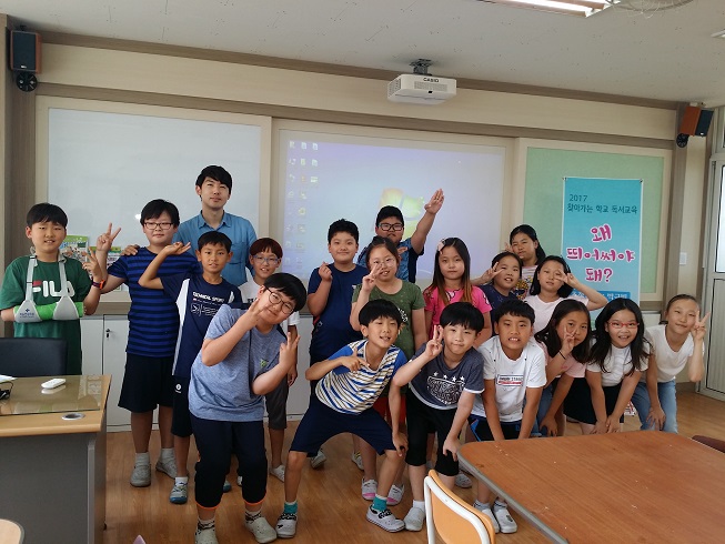 남신초 어린이들이 박규빈 작가와의 만남 행사에 참여해 기념촬영을 하고 있다.