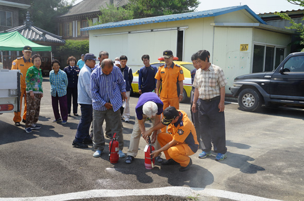호산2리 주민들이 소화기 사용 교육에 참여하고 있다.