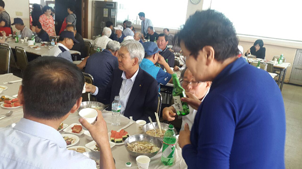 ▲이계수 삼성농협고주부 회장이 기관단체장들에게 식사를 제공하고 있다.