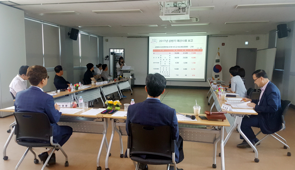 지난 15일 금왕청소년문화의집(관장 신영환) 강의실에서 열린 상반기 운영위원회 회의 모습.