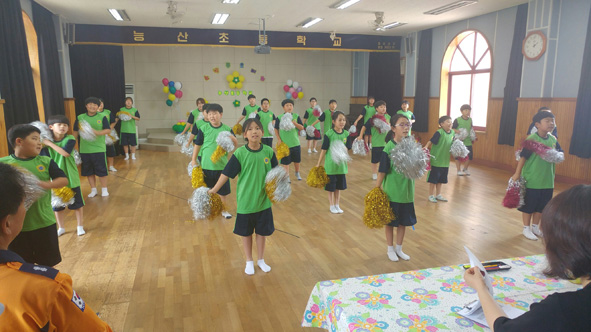 능산초 어린이들이 119소방동요 공연을 하고 있다.