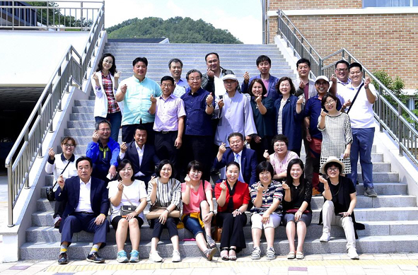 충청북도교육청 홍보대사들이 22일 단양 지역의 소백산중학교(사진)와 성산초등학교를 방문했다.