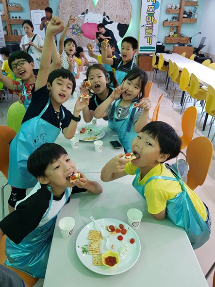 치즈만들기 체험학습에 참여한 원남초 어린이들이 즐거워하고 있다.