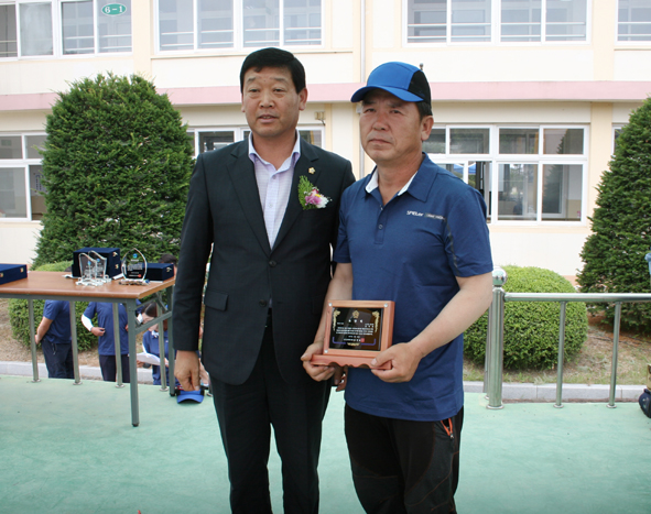 김학봉 이사가 음성군의장상을 수상하고 있다.