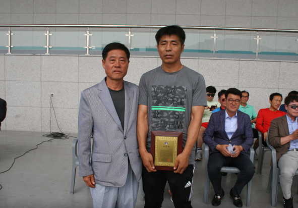 경기덕 음성군축구협회장은 김송섭 회원에게 음성군축구협회장 표창을 수상했다.