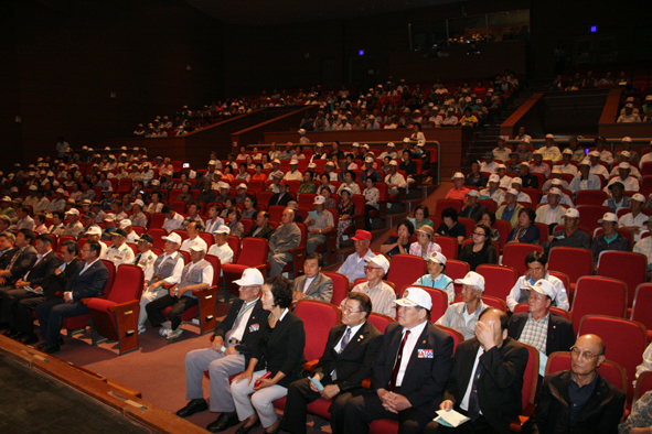 이날 행사에는 이필용 음성군수와 고종훈 음성군재향군인회장을 비롯한 보훈단체 회원 1000여 명이 참석한 가운데 진행됐다.