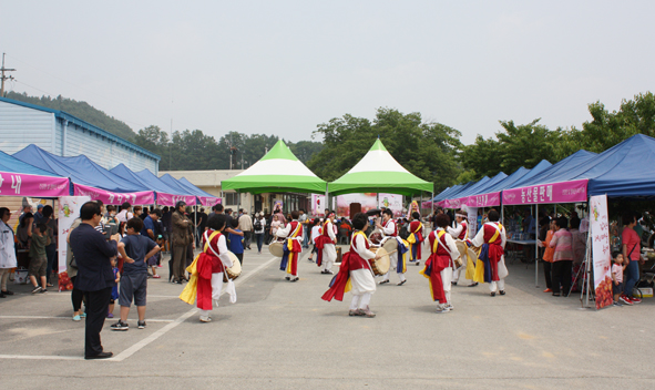 갑산1리 정자안 마을 광장에서 갑산체리축제가 진행되고 있다.