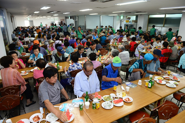 음성읍과 남.여새마을협의회원들이 어르신들에게 식사를 대접하고 있다.