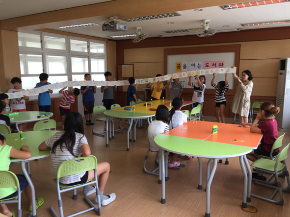 부윤초 어린이들이 도서관 주간 행사 프로그램을 실시하고 있다.