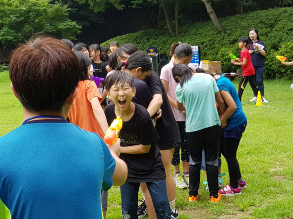금왕청소년문화의집 소속 청소년들이 미니운동회에 참가해 물총놀이를 하며 즐거워하고 있다.