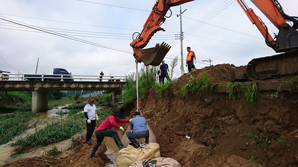 생극면 기관사회단체 회원들이 병암3리 폭우로 인해 유실된 도로 복구작업에 참여하고 있다.
