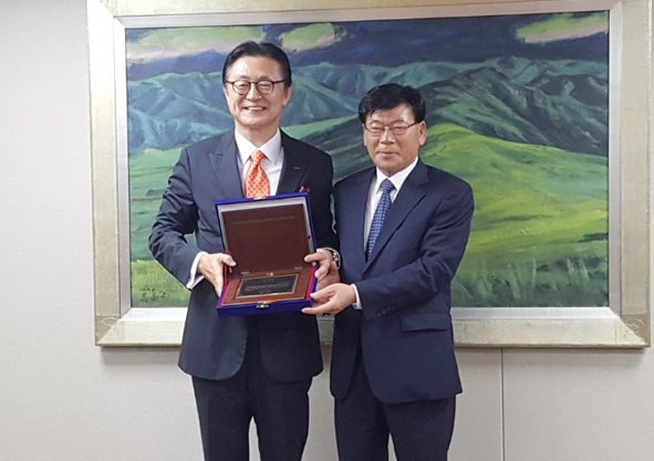 생극산단 김기명(오른쪽) 사장이 감사패를 받고 한국투자증권 유상호 대표이사와 기념사진을 찍었다