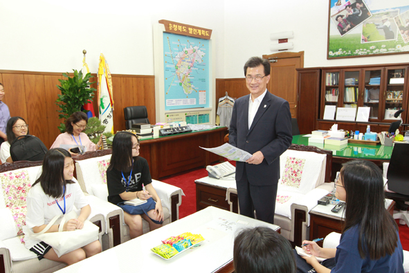 이시종 도지사가 두꺼미마을신문 청소년기자과 인터뷰하고 있다.