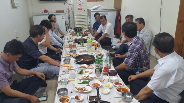 8월 11일 음성읍 모 식당에서 음성신문(주) 사외이사회가 진행되고 있다.