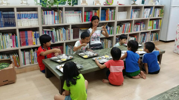 삼성 덕정10리 주공아파트 어린이들이 점심을 먹고 있다.