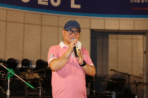 ▲제8회 싱얼롱콘서트 로사리오봉사단 정지몽 단장이 인사하는 모습.