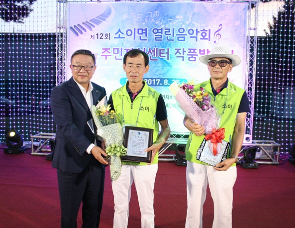 이날 행사 개회식 유공자 시상식에서 이필용 군수표창에 김경안, 권혁만 위원이 수상했다.