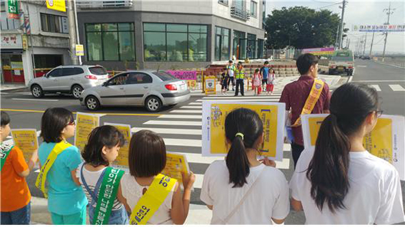 대소초 어린이들이 교통안전 캠페인에 참여하고 있다.