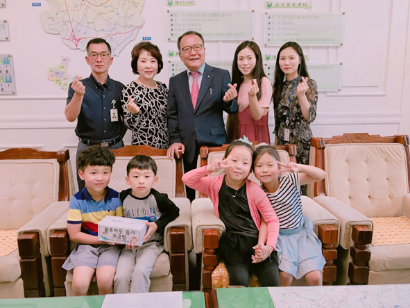 금강어린이집 김명자 원장(사진 왼쪽에서 두번째)과 어린이들이 성금을 대소면에 전달하고 기념촬영을 하고 있다.