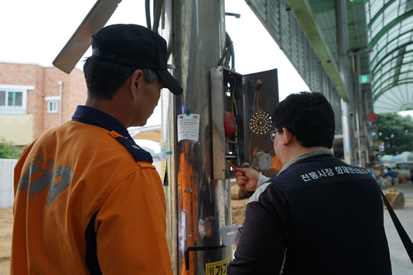 삼성전통시장 안전시설을 점검하는 소방서 관계자들 모습.
