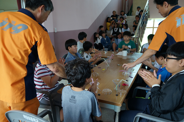 하당초 어린이들이 소방과학교실에 참여하고 있다.