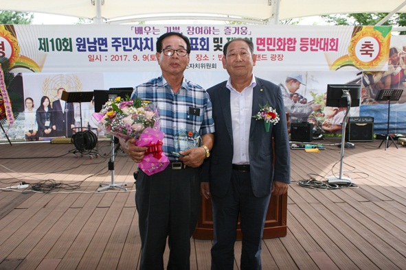 박정균씨가 군주민자치위원장 표창을 수상했다.