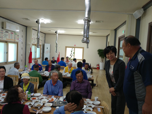 대소주민자치위가 관내 어르신들에게 점심을 대접하며 유순익 위원장, 박필원 부위원장이 인사를 하고 있다.