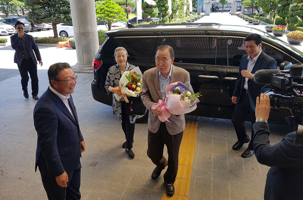 지난 17일 음성군청을 방문한 반기문 전 총장과 유순택 여사가 꽃다발을 받고 청사 안으로 들어서고 있다.