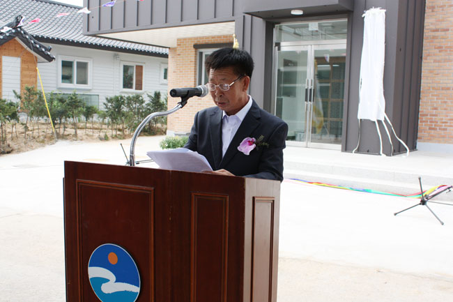 ▲준공식에서 대회사를 하고 있는 박남홍 이장.
