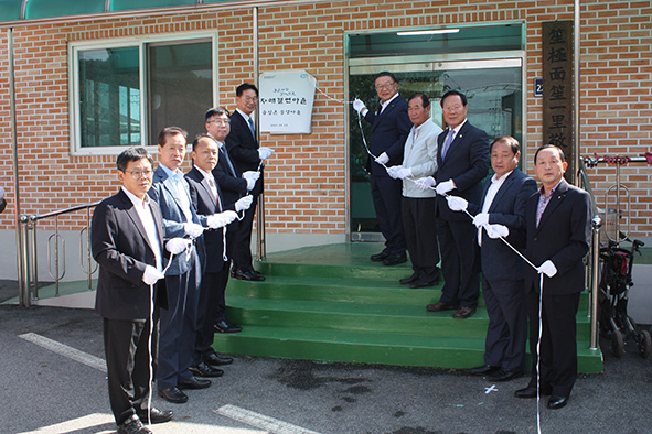 ▲생1리-한국체육산업개발 자매결연 기념 현판식에 앞서 내빈들이 기념촬영을 하고 있다.