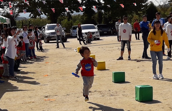 즐거운 마음으로 이어 달리기를 하고 있는 한 어린이의 모습.