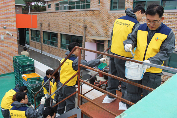 CJ씨푸드(대표 유병철)의 임직원 및 직원들이 음성향애원에서 봉사활동하는 모습.