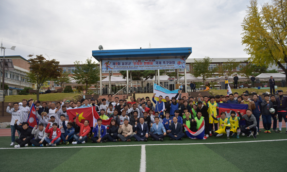 무극중에서 개최된 외국인 한마음국제축구대회 참가자들이 기념촬영을 하고 있다.
