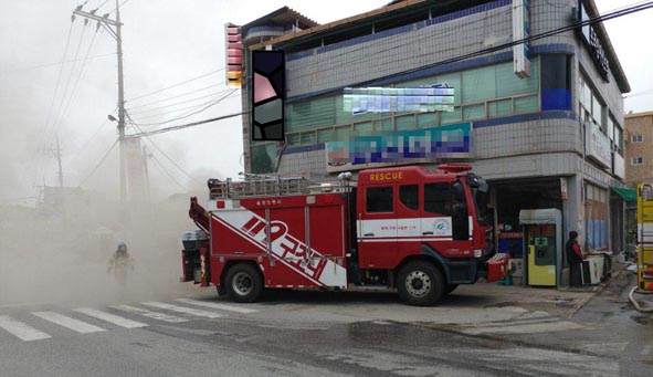 음성소방서가 금왕읍 무극리 M마트 지하실에서 발생한 화재를 진압하고 있다.