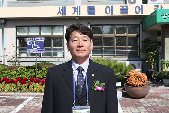 ▲제23회 총동문체육대회 주관기 33회 정용원 회장 모습.